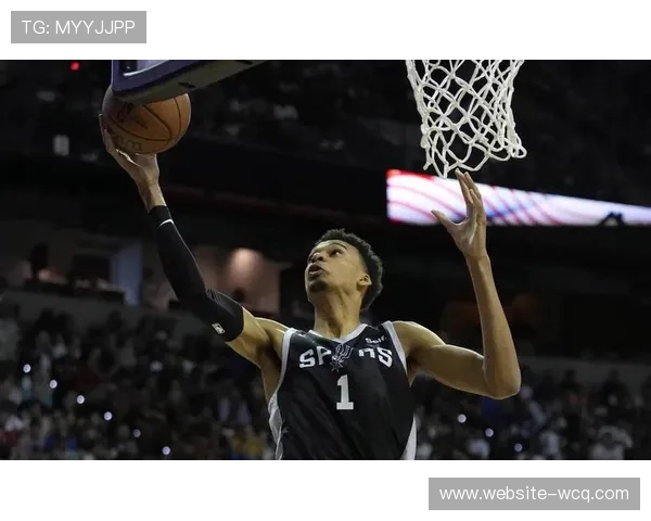 文班亚马赛前热身秀三分,马刺球迷欢呼